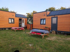 Outdoor dining - Guest House "Mobile Tinyhouse 2 By Wolfsberger" with Mountain View, Shared Garden & Wi-Fi (Mayrhof)