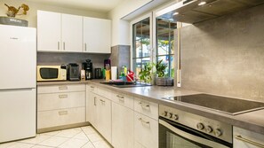 Refrigerador, microondas, horno, placa de cocina