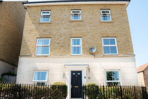 Exterior - Stunning 6-Bed House in Milton Keynes (Milton Keynes)