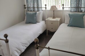 2 bedrooms, iron/ironing board, WiFi, bed sheets - Split Level Bungalow - Sleeps4 - Close to walks (Sutton-in-Ashfield)