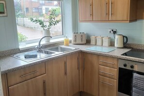 Fridge, microwave, oven, stovetop - Split Level Bungalow - Sleeps4 - Close to walks (Sutton-in-Ashfield)
