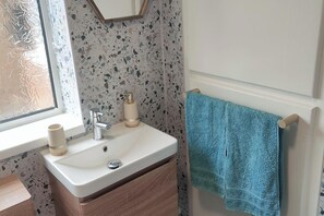Shower, hair dryer, towels - Split Level Bungalow - Sleeps4 - Close to walks (Sutton-in-Ashfield)