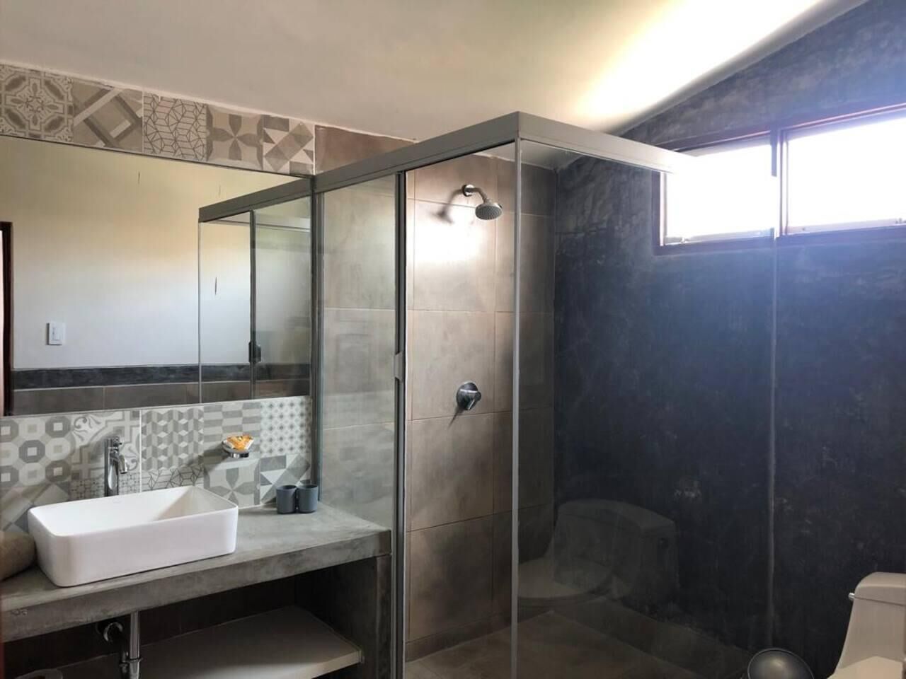 Een douche, handdoeken