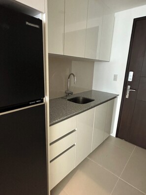 Jääkaappi, keittoastiat/astiat/ruokailuvälineet, ruokailupöytä