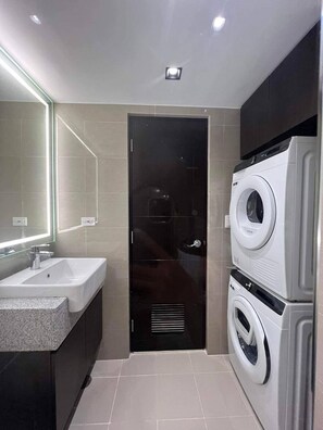 Suihku, hiustenkuivaaja, bidee, pyyhkeet