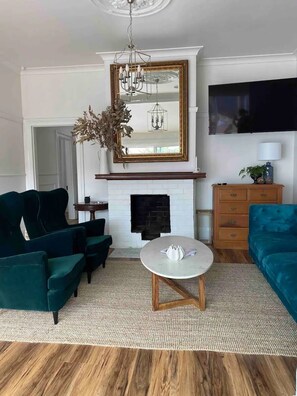 Smart TV, fireplace, books, stereo - Hazel House is ideally located in a quiet neighbourhood with open fire place (Goulburn)
