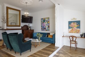 Smart TV, fireplace, books, stereo - Hazel House is ideally located in a quiet neighbourhood with open fire place (Goulburn)