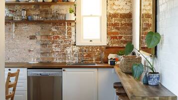 Frigorífico, microondas, horno y placa de cocina