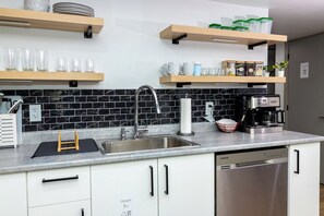 Private kitchen - Comfy 2BR Guest Suite in Leduc 12 Mins to YEG Airport (Leduc)