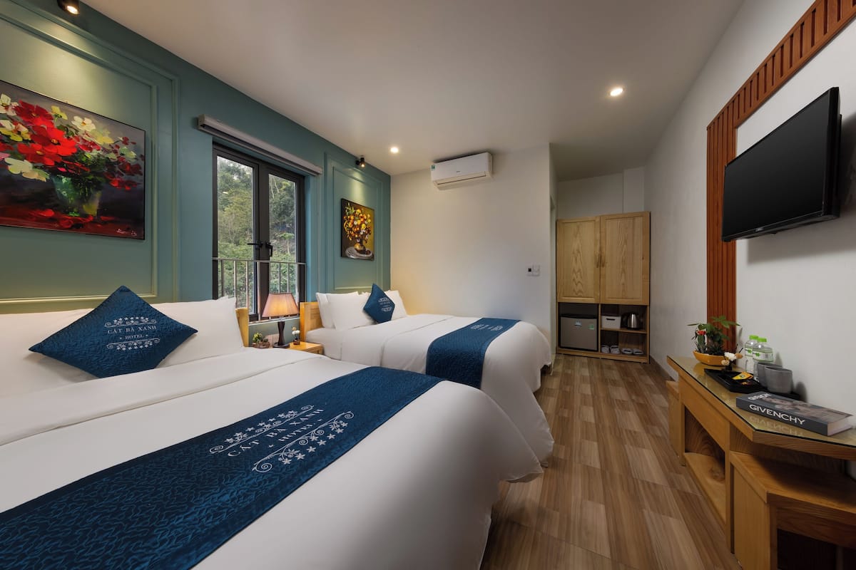 Premier vierpersoonskamer, 2 queensize bedden, gedeeltelijk uitzicht op oceaan | Een bureau, een laptopwerkplek, geluiddichte muren, gratis wifi