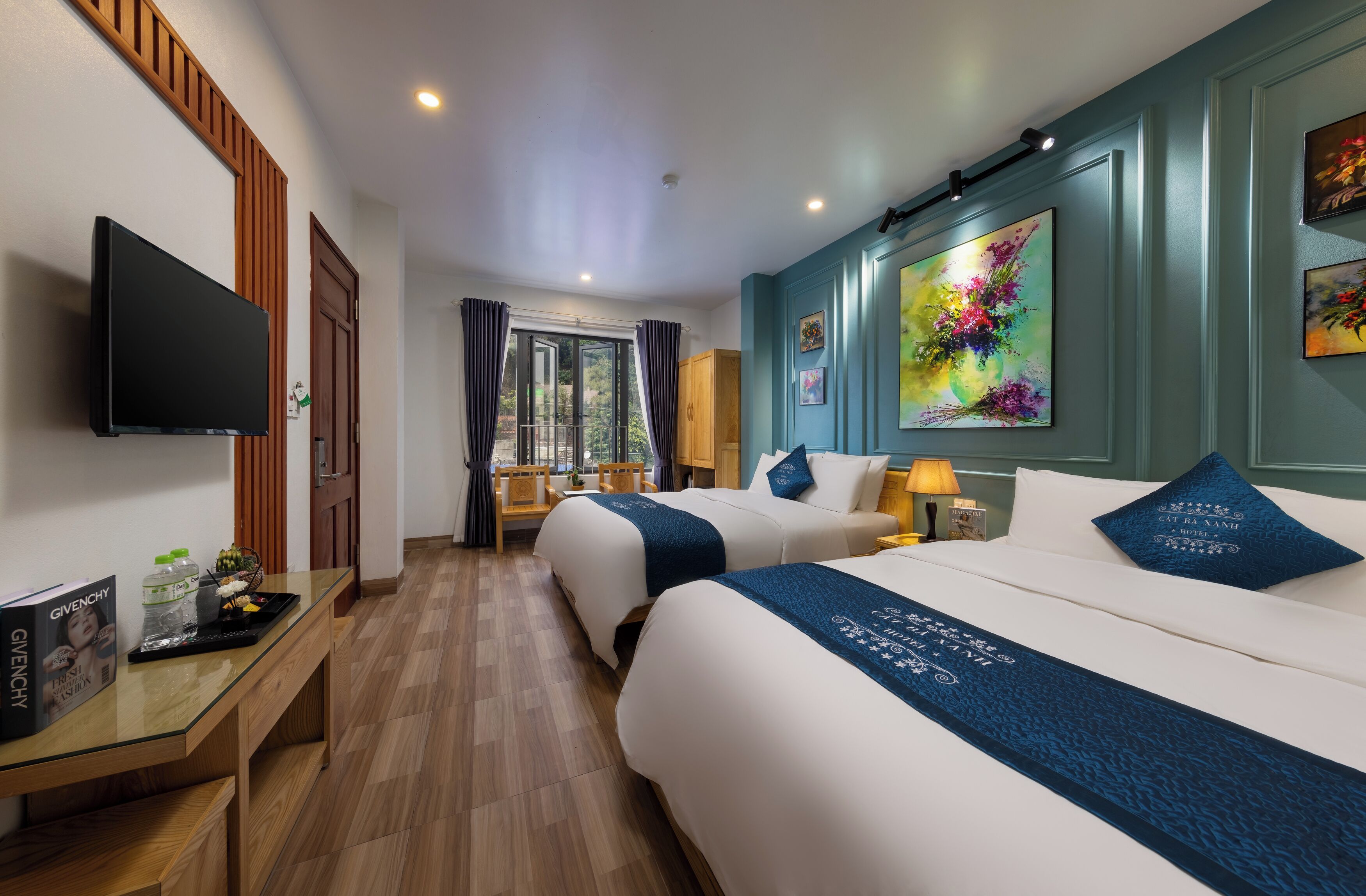 Desk, laptop workspace, soundproofing, free WiFi