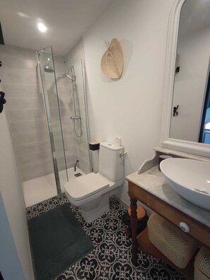 Een douche, een haardroger, handdoeken, zeep