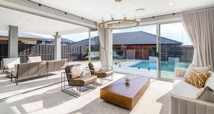 Designer Hampton style house with + Pool 8 guests