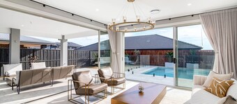 Designer Hampton style house with + Pool 8 guests