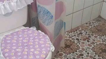 Standard Double Room | Bathroom | Rainfall showerhead, towels