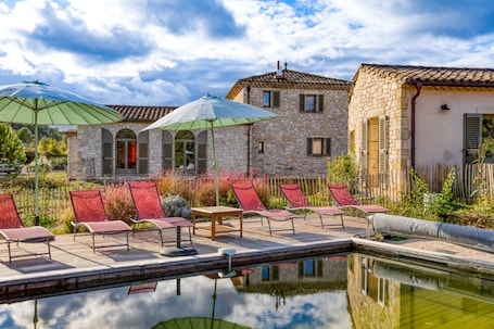 プール. Spacious villa with 25 m pool and spa, mountain view, 20 min from Montpellier