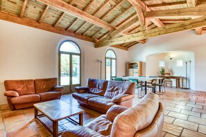 Televisión, reproductor de DVD, estéreo