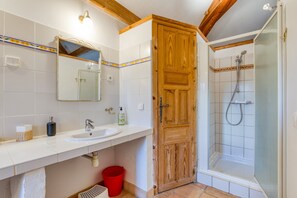 Baignoire, sèche-cheveux, serviettes fournies
