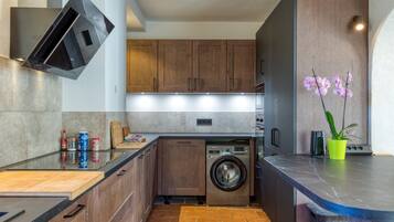 Een koelkast, een microgolfoven, een oven, een kookplaat