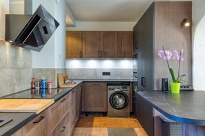 Frigorífico, microondas, horno y placa de cocina