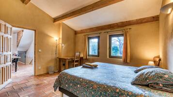 6 slaapkamers, een strijkplank/strijkijzer, gratis wifi, beddengoed