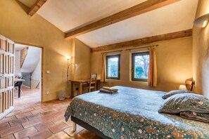 Une chambre à coucher avec un lit, un bureau et une chaise.
