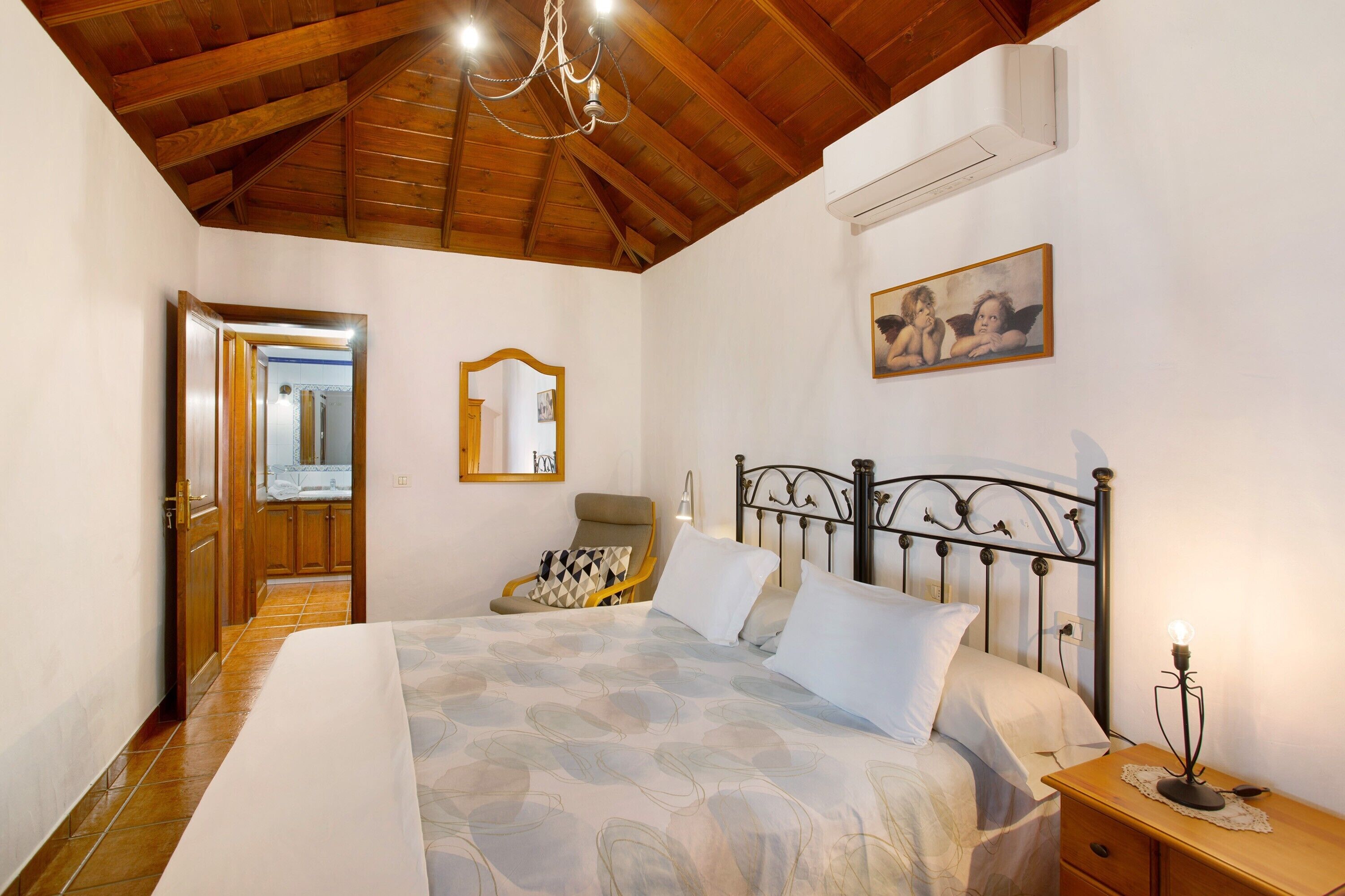 1 habitaci ón, tabla de planchar con plancha, wifi gratis y ropa de cama 