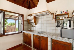 Fridge, microwave, oven, stovetop - Holiday Home 'Casa Rural Arecida' with Sea View, Wi-Fi and Air Conditioning (Tijarafe)