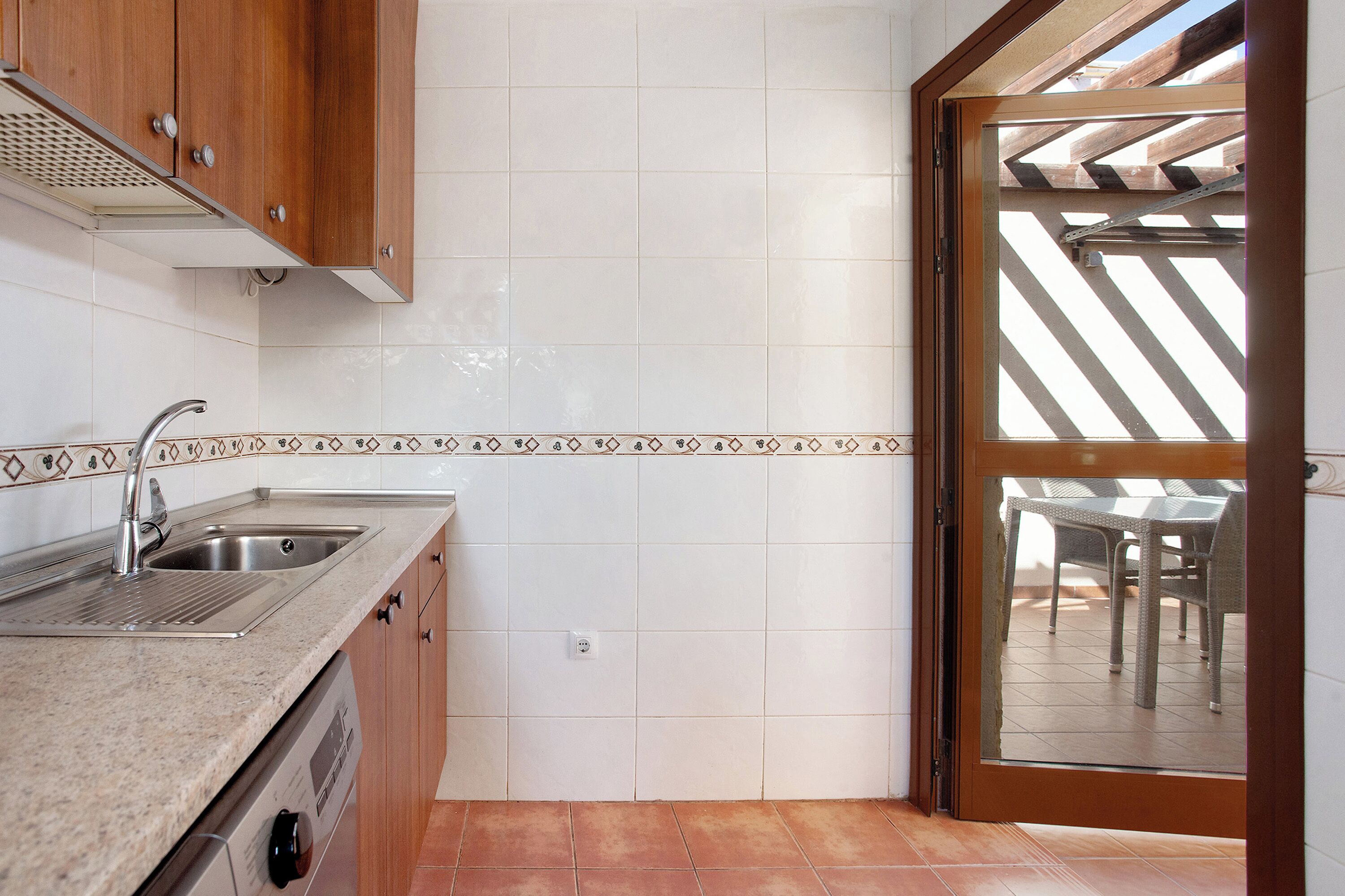 Réfrigérateur, micro-ondes, plaque de cuisson, cafetière/bouilloire