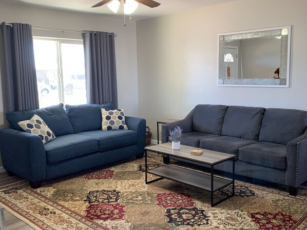 Smart TV, DVD player, books, stereo - Home in Charming town of Willcox, Wine Capital of Arizona. (Willcox)