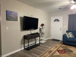 TV connectée, lecteur de DVD, livres, chaßne hi-fi
