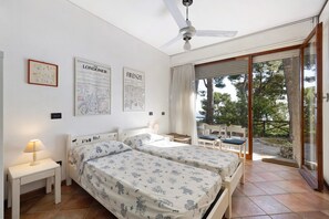 2 slaapkamers, een strijkplank/strijkijzer, beddengoed