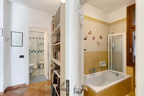 Een bad, gratis toiletartikelen, een haardroger, handdoeken