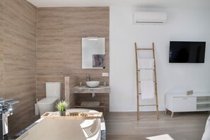 Bañera, secador de pelo, toallas
