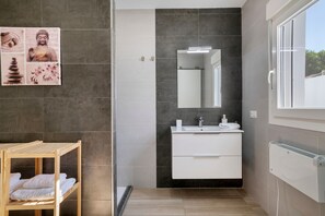 Badewanne, Haartrockner, Handtücher