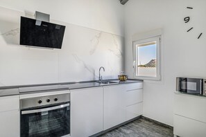 Réfrigérateur, four à micro-ondes, un four, surface de cuisson