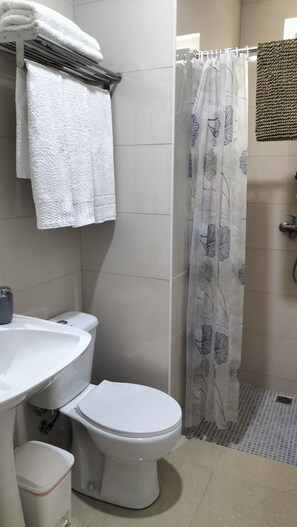 Douche, sèche-cheveux, serviettes fournies