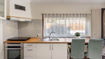 Refrigerador, microondas, placa de cocina, cafetera/tetera