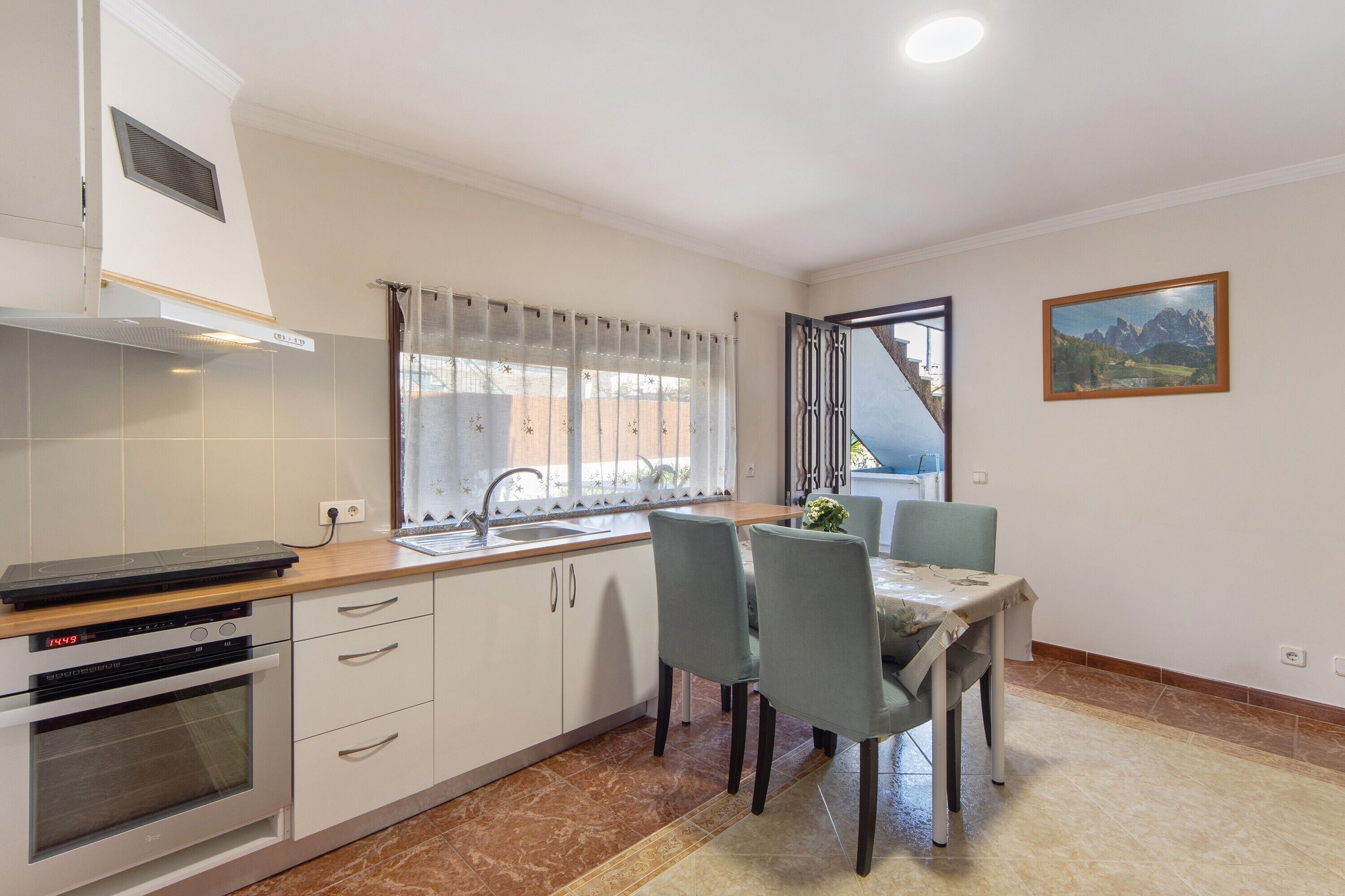 Jääkaappi, mikroaaltouuni, liesi, kahvin-/teenkeitin