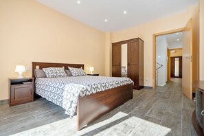 3 quartos, Wi-Fi de cortesia, roupa de cama