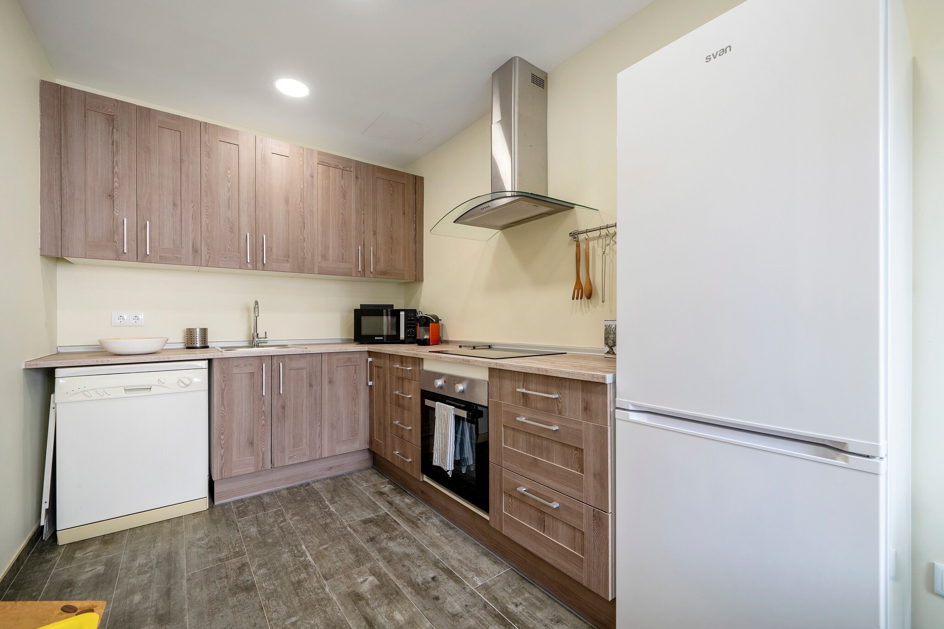 Kylskåp, mikrovågsugn, ugn och spishäll