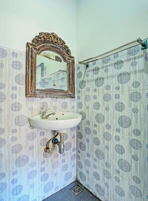 Deluxe Double Room | Bathroom | Shower, towels