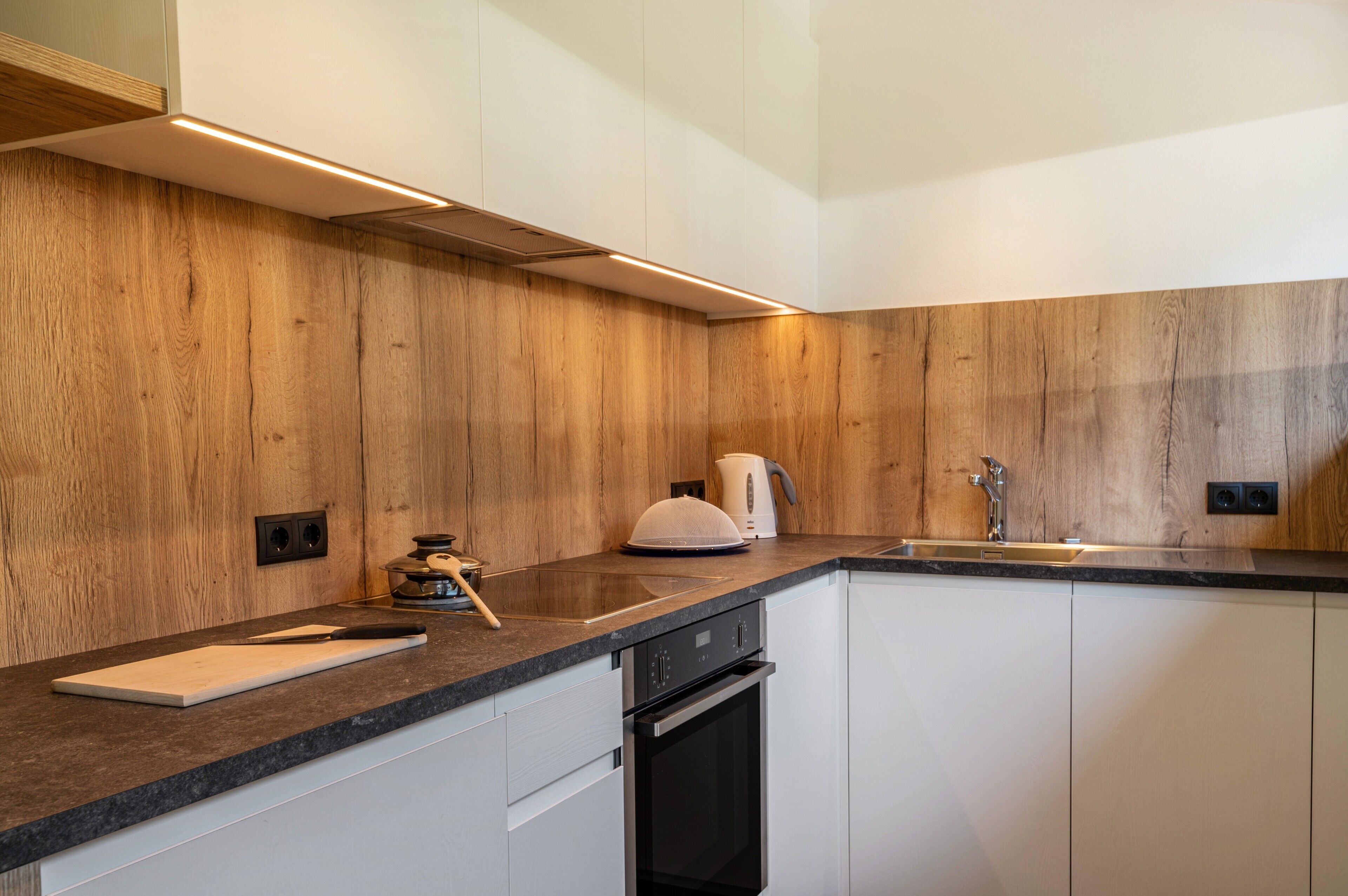 Kylskåp, ugn, spishäll och diskmaskin