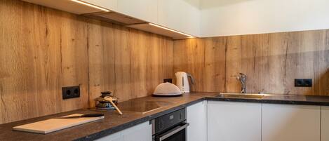 Een koelkast, een oven, een kookplaat, een vaatwasser