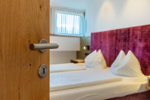 1 bedroom, iron/ironing board, free WiFi, bed sheets - Holiday Apartment "Haus Rosengarten D" with Mountain View, Private Terrace & Wi-Fi (Terlano)
