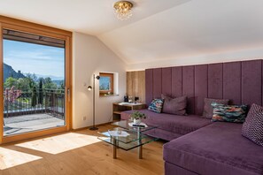 Living area - Holiday Apartment "Haus Rosengarten D" with Mountain View, Private Terrace & Wi-Fi (Terlano)