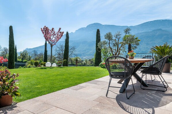 Outdoor dining - Holiday Apartment "Haus Rosengarten D" with Mountain View, Private Terrace & Wi-Fi (Terlano)