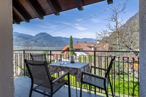 Outdoor dining - Apartment 'Haus Rosengarten Apt C' with Mountain View, Private Terrace and Wi-Fi (Terlano)