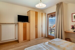 1 bedroom, iron/ironing board, free WiFi, bed sheets - Apartment 'Haus Rosengarten Apt C' with Mountain View, Private Terrace and Wi-Fi (Terlano)
