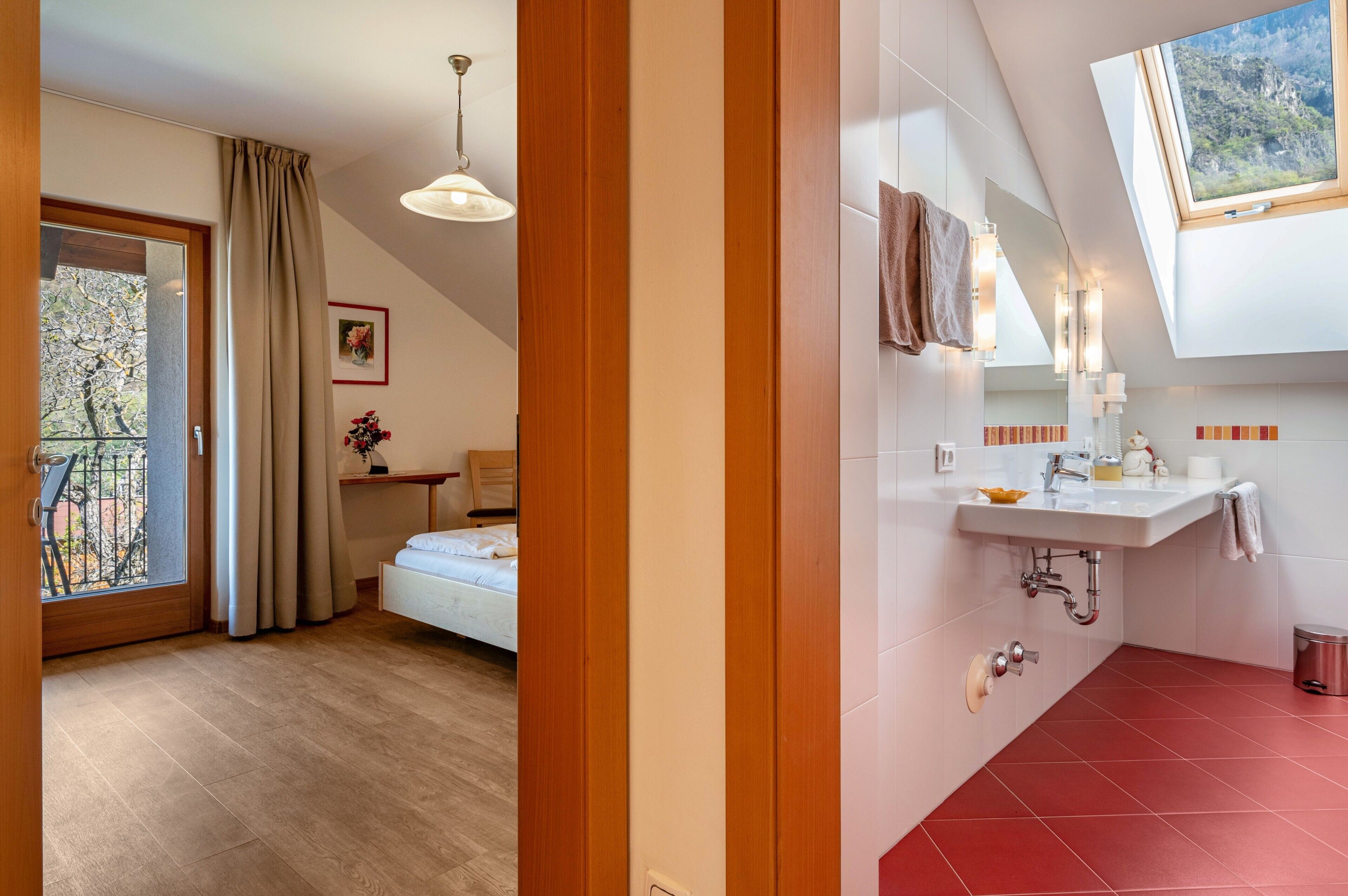 1 habitación, tabla de planchar con plancha, wifi gratis y ropa de cama 